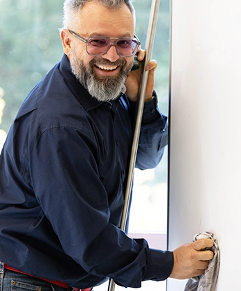 Thomas wischt das Whiteboard